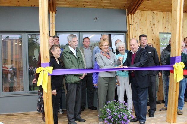 En la foto grupo de los mayores contribuyentes de proyecto y al frente con la tijera Stanley Rosenberg senador del estado de Massachusetts junto a su esposa cortando la cinta de apertura del nuevo centro educacional Hitchcock Center en Amherst. (Foto por Damaris Pérez-Pizarro | El Pueblo Latino)